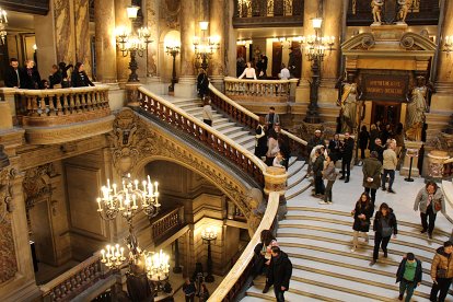 20240305_140011_Visite_Opera_Garnier_GJ Visite de l'Opéra Garnier - Le grand escalier d'apparat La porte aux cariatides du premier palier est flanquée de deux cariatides exécutées par le sculpteur...