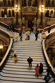 20240305_140012_Visite_Opera_Garnier_GJ Visite de l'Opéra Garnier - Le grand escalier d'apparat La porte aux cariatides du premier palier est flanquée de deux cariatides exécutées par le sculpteur...