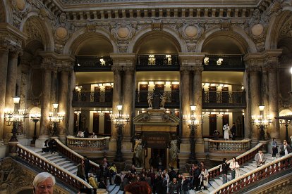 20240305_140009_Visite_Opera_Garnier_GJ Visite de l'Opéra Garnier La porte aux cariatides du premier palier est flanquée de deux cariatides exécutées par le sculpteur Gabriel-Jules Thomas 05/03/2024...